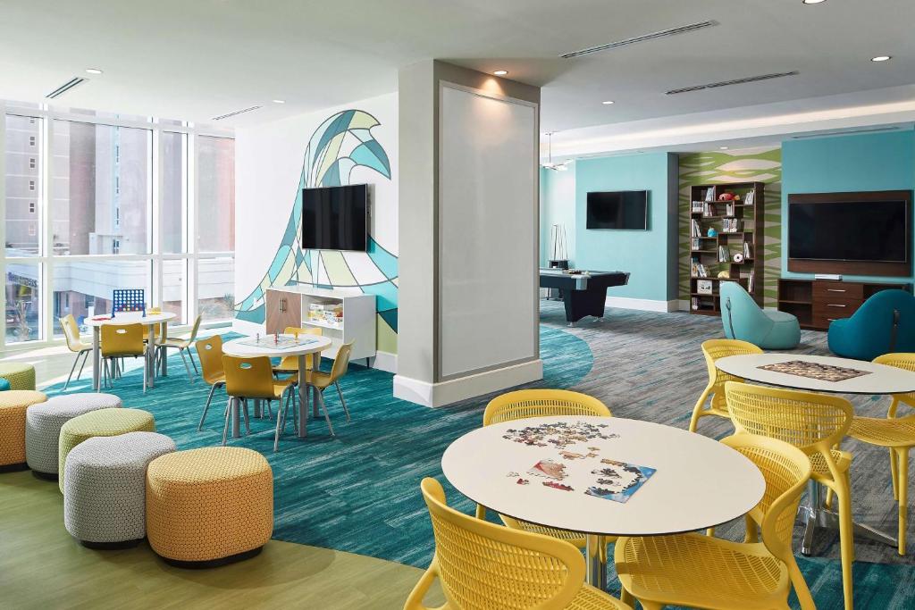 Hilton Grand Vacations Club Ocean Enclave Myrtle Beach的电视和&#47;或娱乐中心
