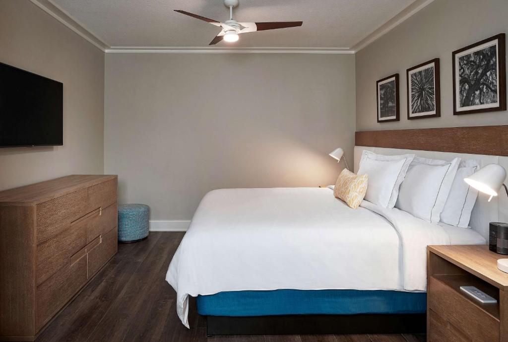 Hilton Grand Vacations Club Ocean Enclave Myrtle Beach客房内的一张或多张床位
