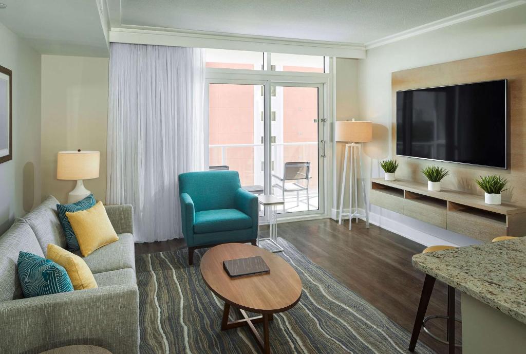 Hilton Grand Vacations Club Ocean Enclave Myrtle Beach的休息区