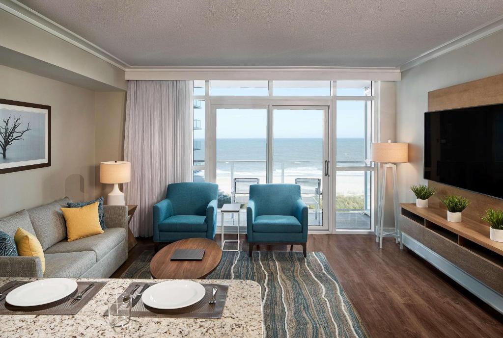 Hilton Grand Vacations Club Ocean Enclave Myrtle Beach的电视和&#47;或娱乐中心