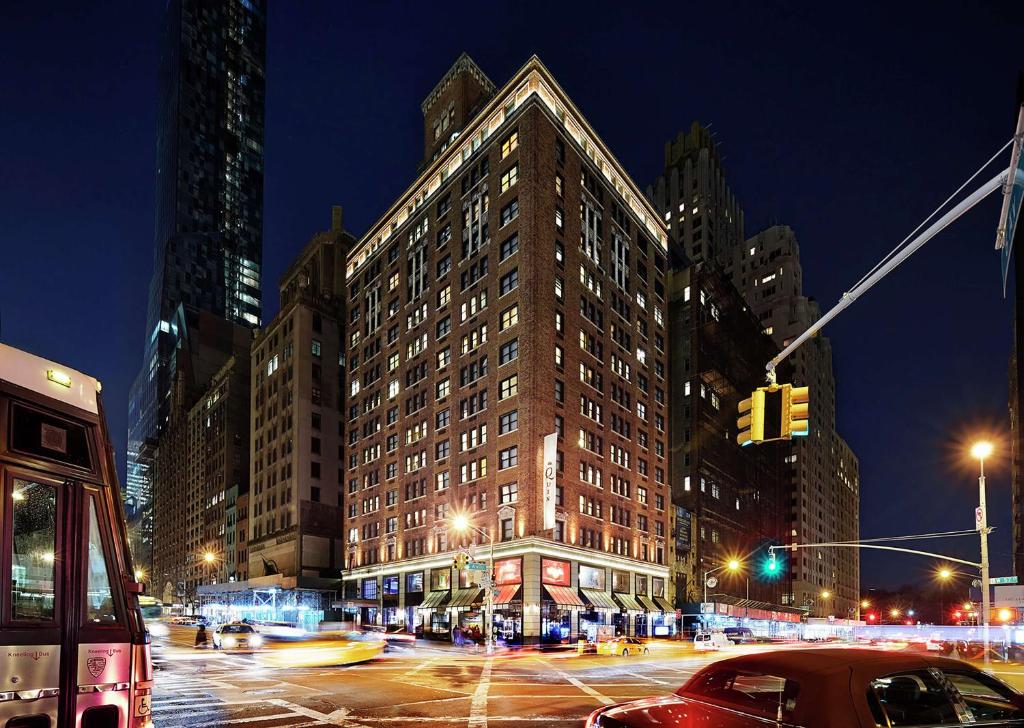 纽约Hilton Club The Quin New York的城市街道上的一个大型建筑