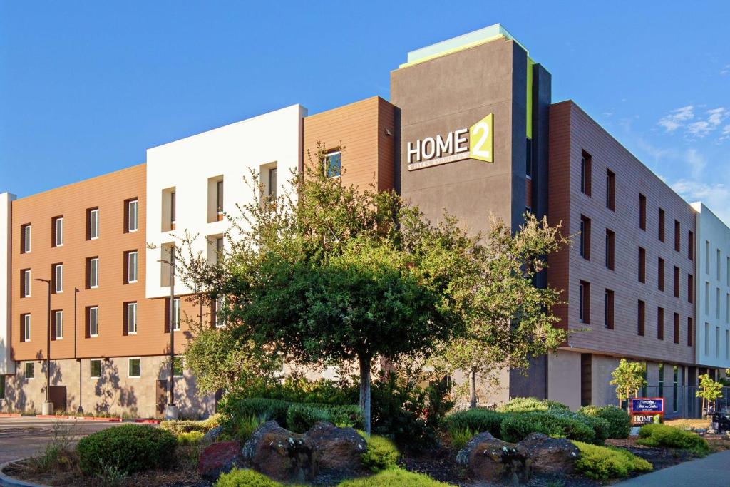阿拉米达Home2 Suites By Hilton Alameda Oakland Airport的建筑的侧面有家庭标志