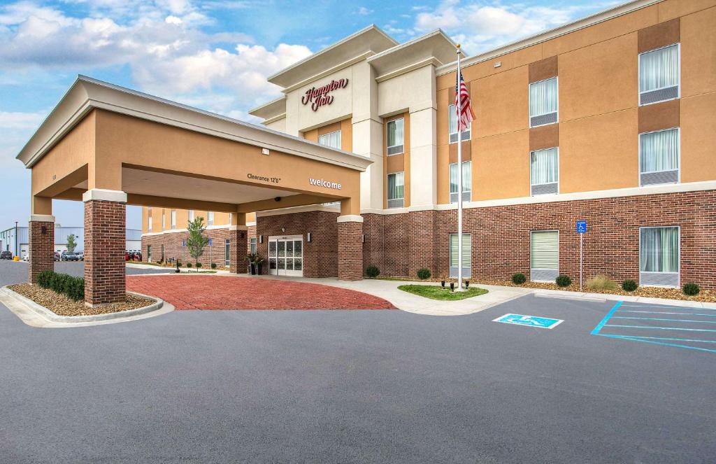 温森斯Hampton Inn Vincennes的享有酒店正面的美国国旗