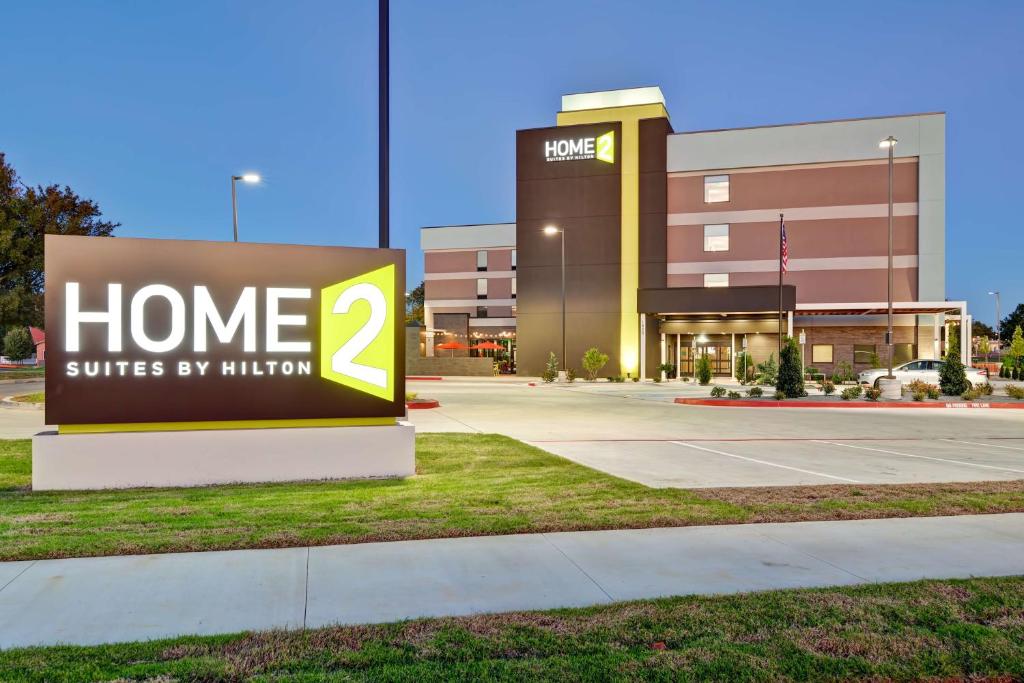 米德韦斯特城Home2 Suites by Hilton OKC Midwest City Tinker AFB的传阅家庭套房的标志