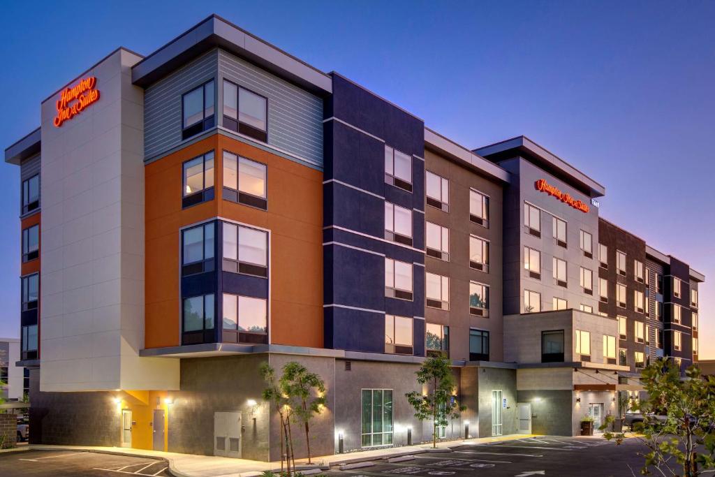 库卡蒙格牧场Hampton Inn & Suites By Hilton Rancho Cucamonga的酒店外观的 ⁇ 染