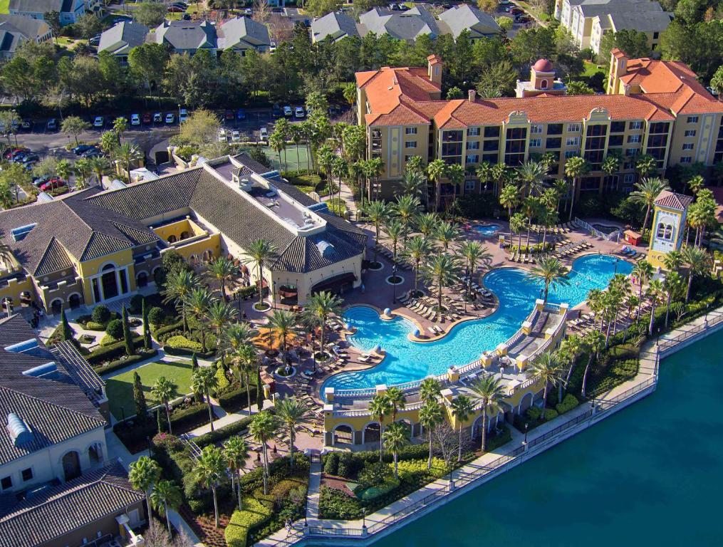 奥兰多Hilton Grand Vacations Club Tuscany Village Orlando的享有带游泳池的度假村的空中景致