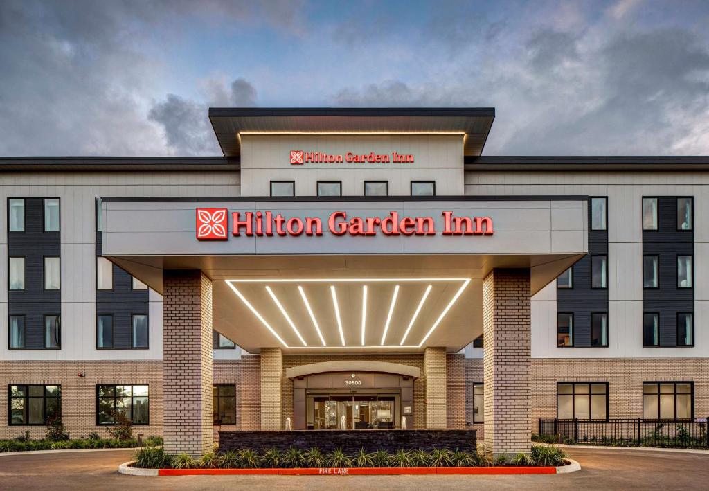 威尔逊维尔Hilton Garden Inn Wilsonville Portland的一座建筑上标有百万个花园旅馆