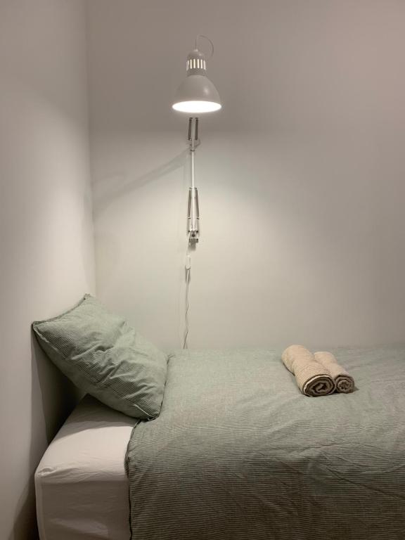 瓜尔达Nº7 Sacadura Cabral的一张带枕头的床和一盏灯