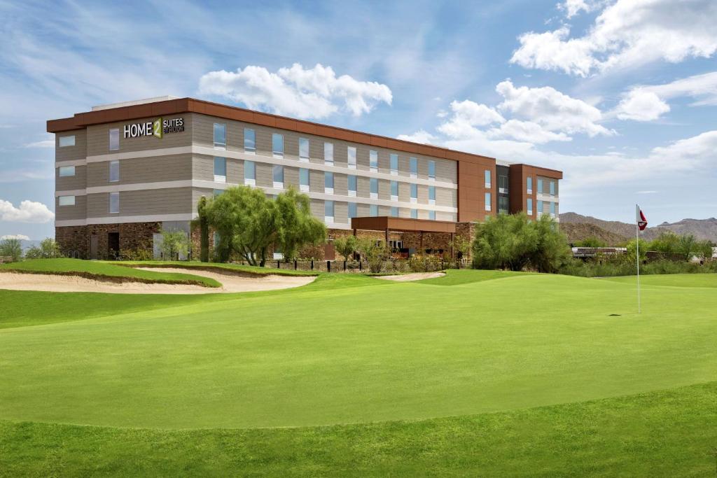 梅萨Home2 Suites By Hilton Mesa Longbow, Az的享有高尔夫球场的景色,设有酒店
