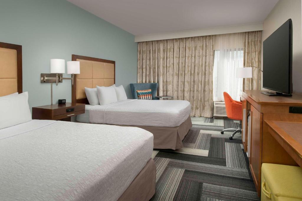 蒙罗维尔匹兹堡门罗维尔希尔顿恒庭酒店的酒店客房设有两张床和一台平面电视。