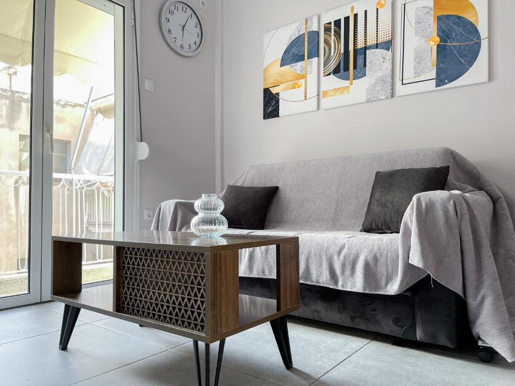 雅典2-bedroom Winter Apartment的带沙发和玻璃桌的客厅