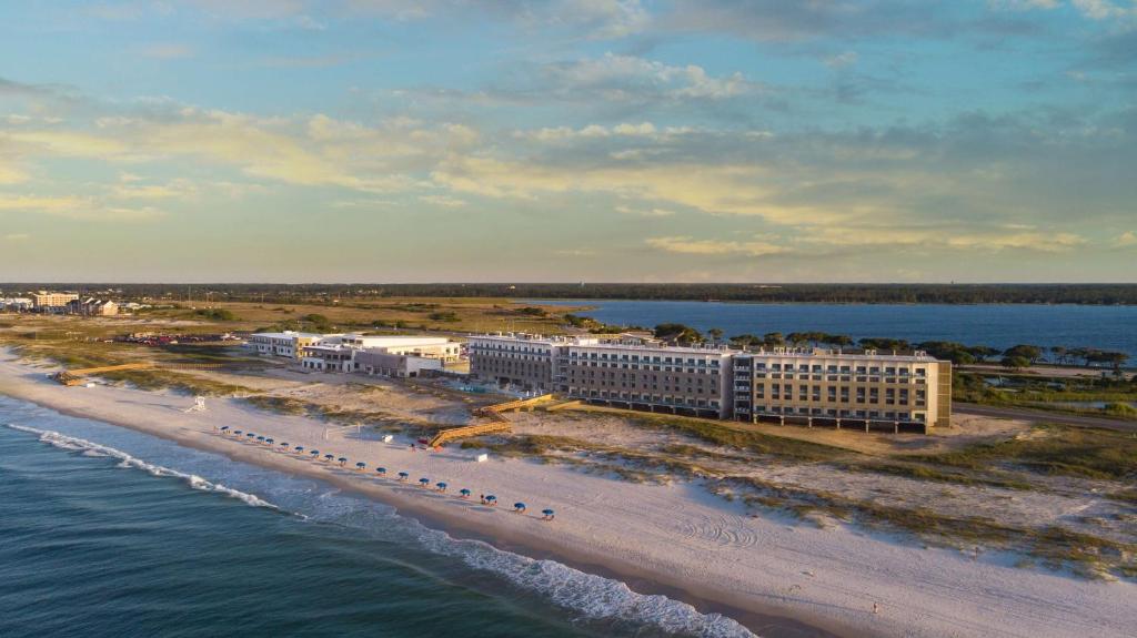 格尔夫海岸The Lodge at Gulf State Park, A Hilton Hotel的海滩上酒店空中景色