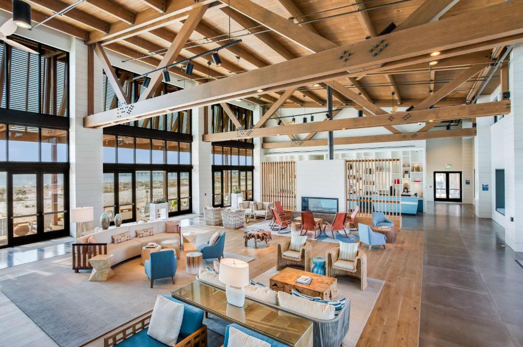 格尔夫海岸The Lodge at Gulf State Park, A Hilton Hotel的大型大堂设有许多家具和窗户