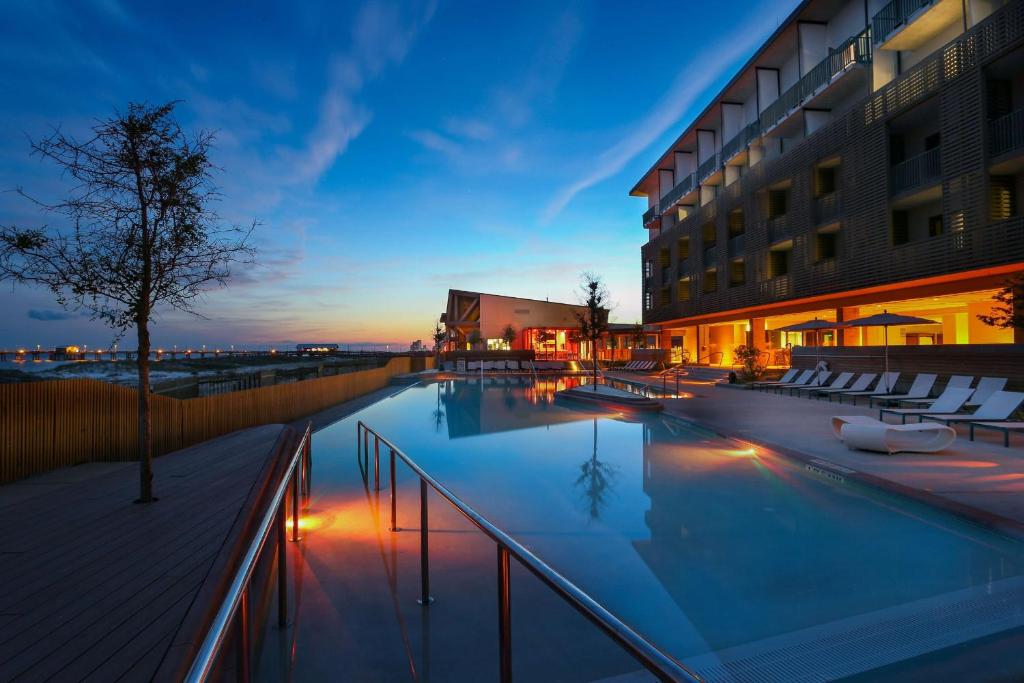 The Lodge at Gulf State Park, A Hilton Hotel内部或周边的泳池