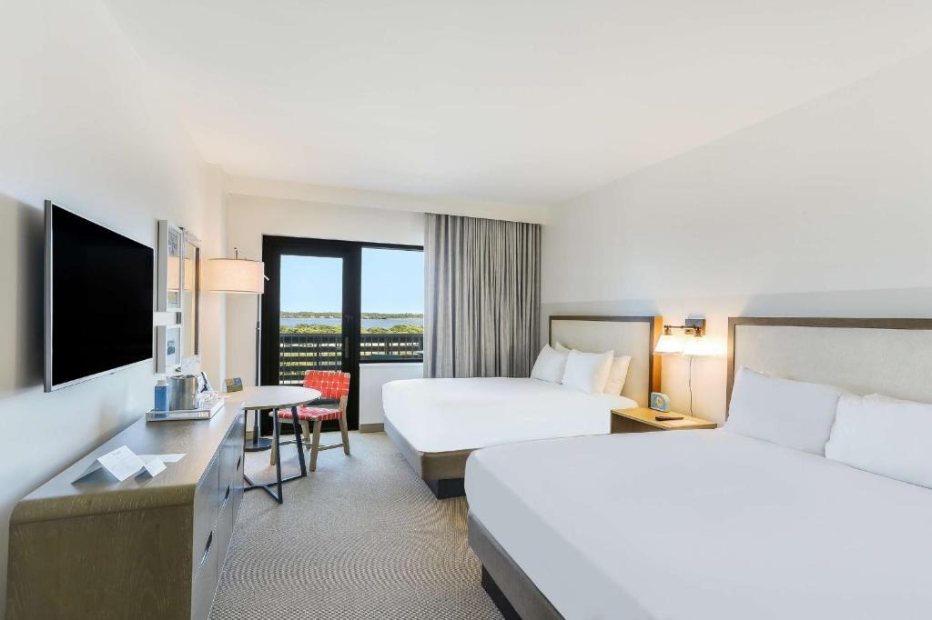 The Lodge at Gulf State Park, A Hilton Hotel客房内的一张或多张床位