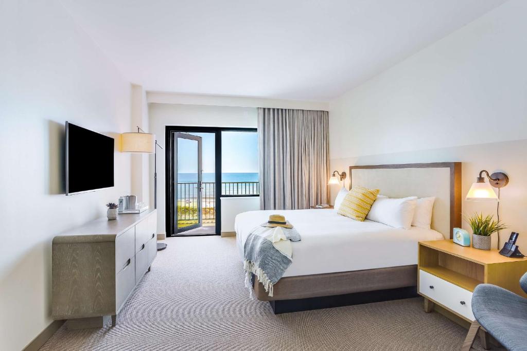 The Lodge at Gulf State Park, A Hilton Hotel客房内的一张或多张床位