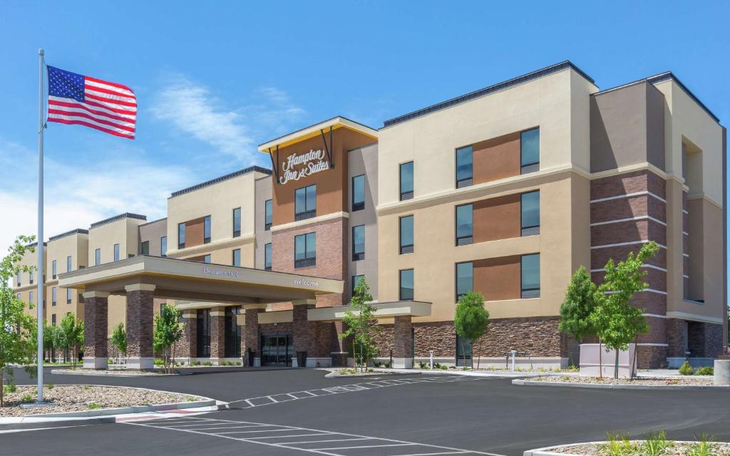 里诺Hampton Inn & Suites Reno/Sparks的 ⁇ 染酒店形象的图片