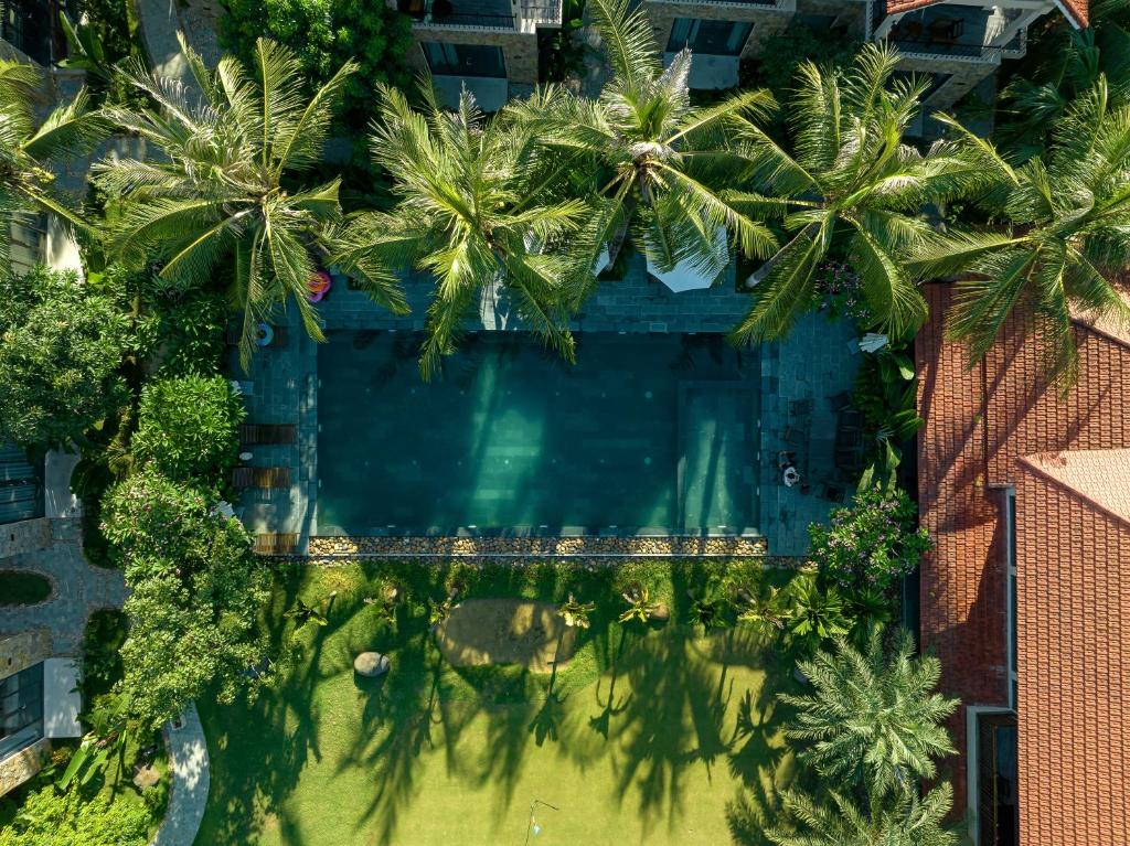 宁平Coco Island Villa & Hotel Ninh Bình的享有棕榈树游泳池的顶部景致