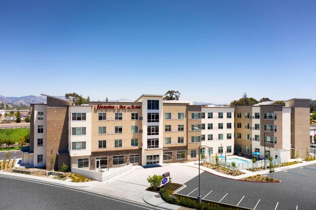 埃尔卡洪Hampton Inn & Suites El Cajon San Diego的公寓大楼设有停车场