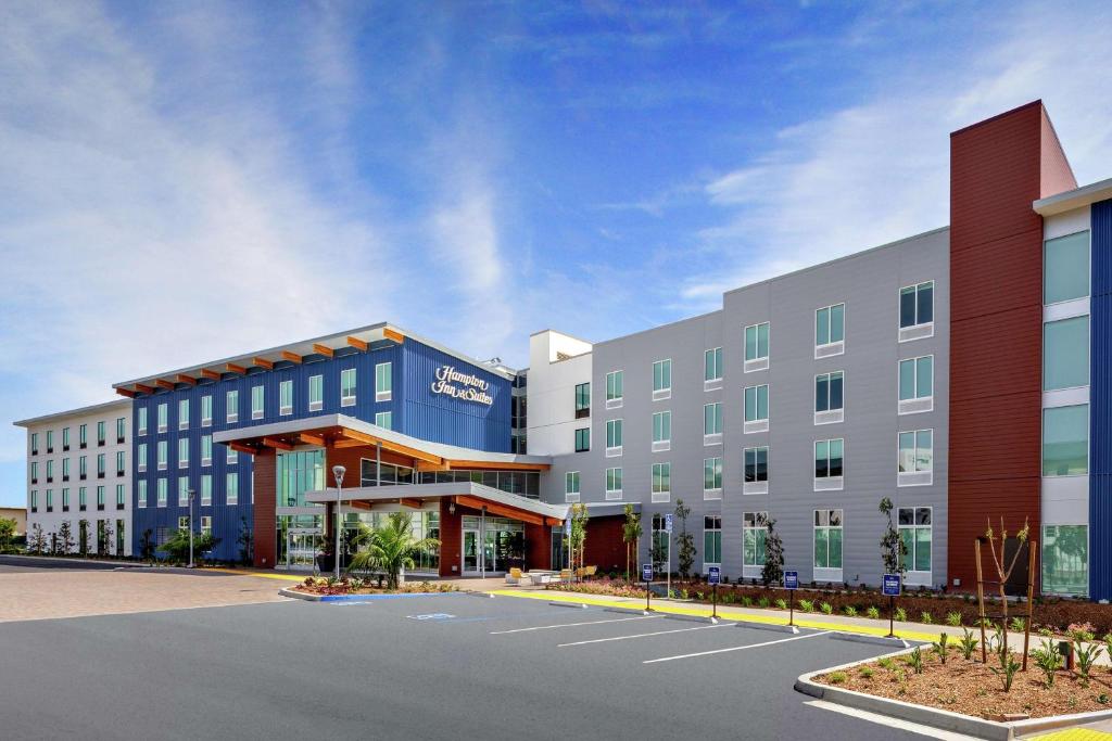 圣地亚哥Hampton Inn & Suites San Diego Airport Liberty Station的停车场酒店 ⁇ 染