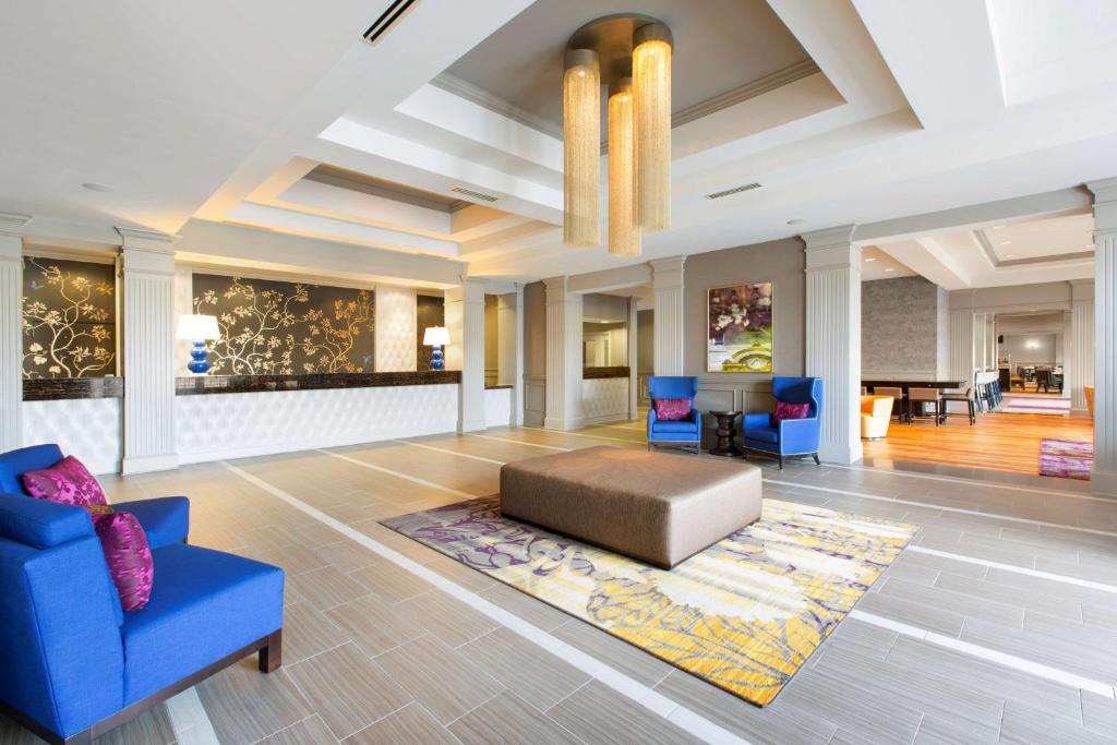 萨凡纳悠久萨凡纳希尔顿逸林酒店的客厅配有蓝色椅子和沙发
