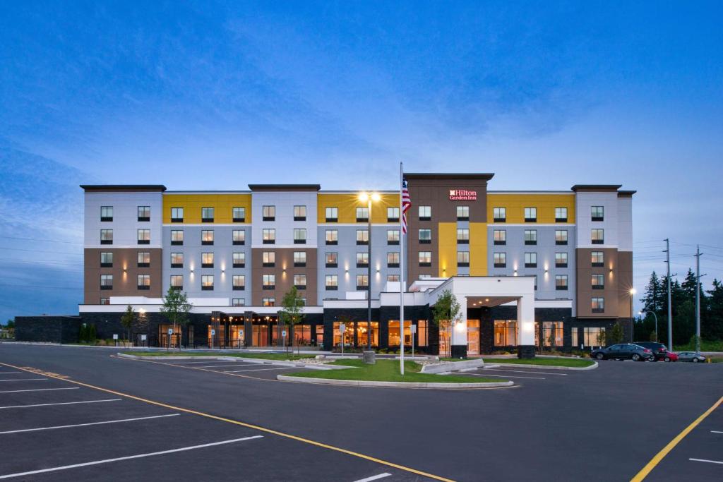 林伍德Hilton Garden Inn Seattle Lynnwood, Wa的前面有一个停车位的酒店