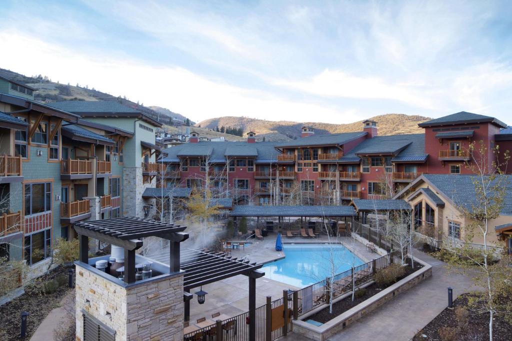 帕克城Hilton Grand Vacations Club Sunrise Lodge Park City的享有带游泳池的度假村的空中景致