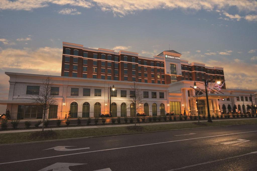 塔斯卡卢萨Embassy Suites by Hilton Tuscaloosa Alabama Downtown的街道边的大建筑