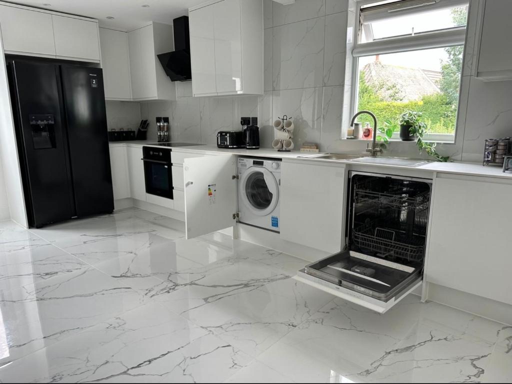 诺丁汉Entire home in Nottingham的白色的厨房配有水槽和洗碗机