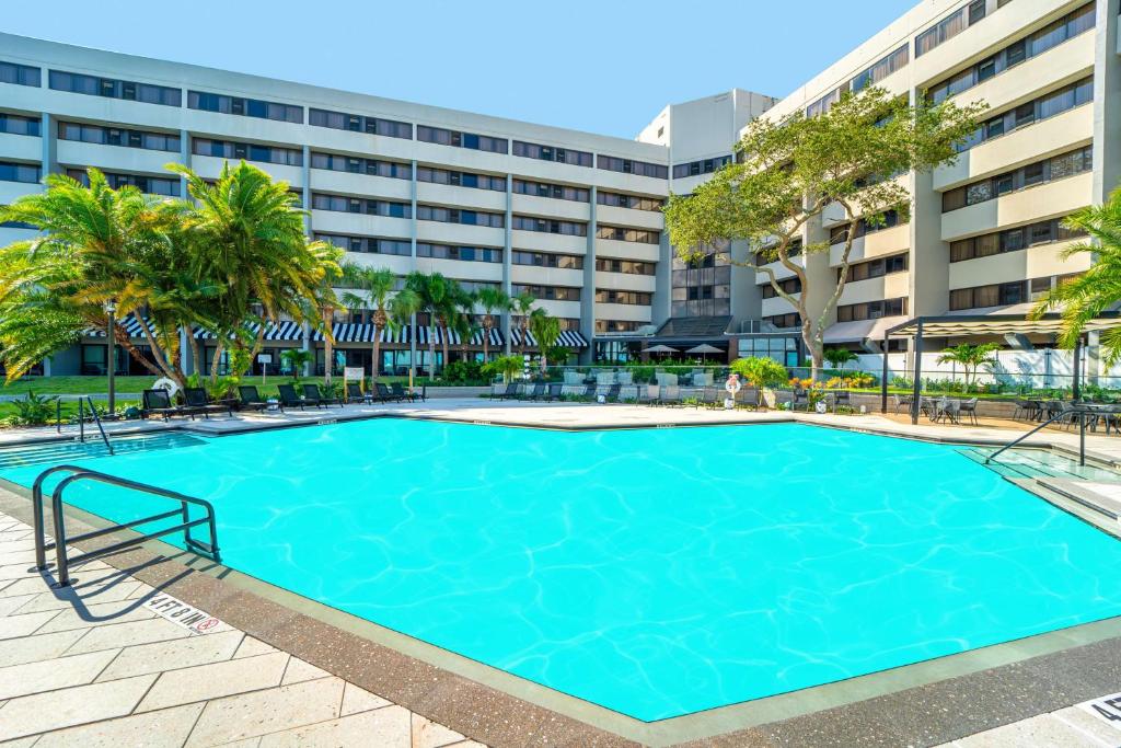 坦帕DoubleTree by Hilton Tampa Rocky Point Waterfront的大楼前的大型游泳池