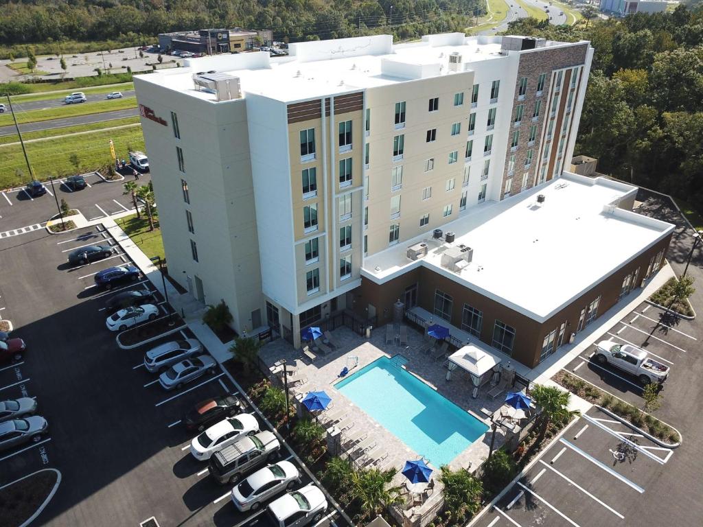 卫斯理堂Hilton Garden Inn Tampa - Wesley Chapel的享有酒店空中景色,设有游泳池和停车场