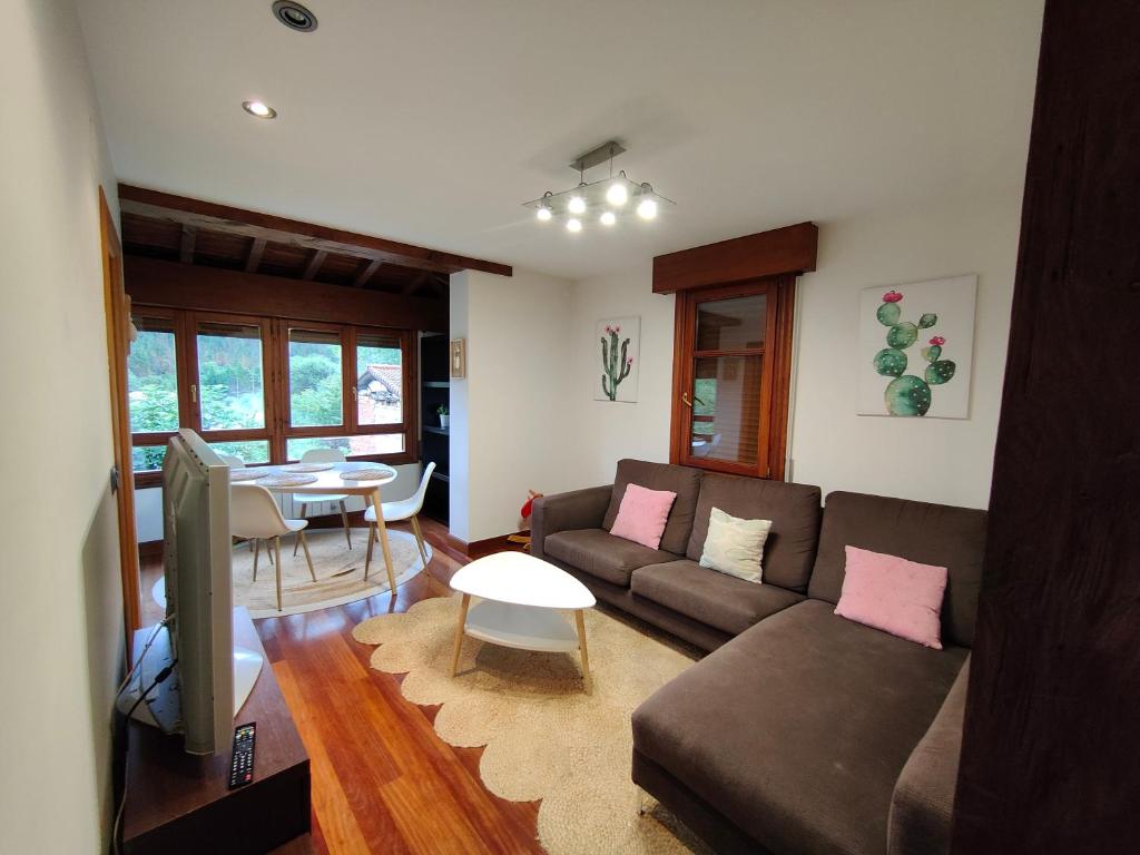 ArteaCasa的客厅配有沙发和桌子