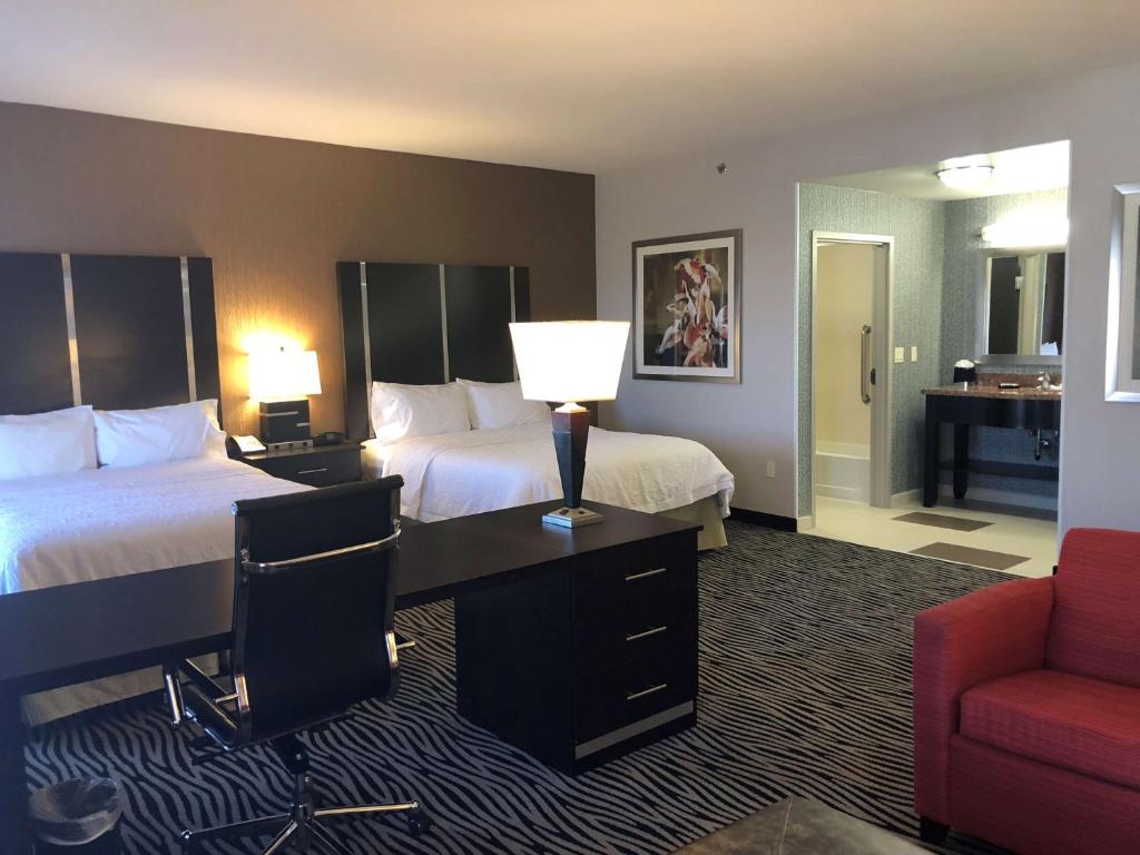 塔尔萨塔尔萨中心汉普顿套房酒店 的酒店客房配有两张床和一张书桌