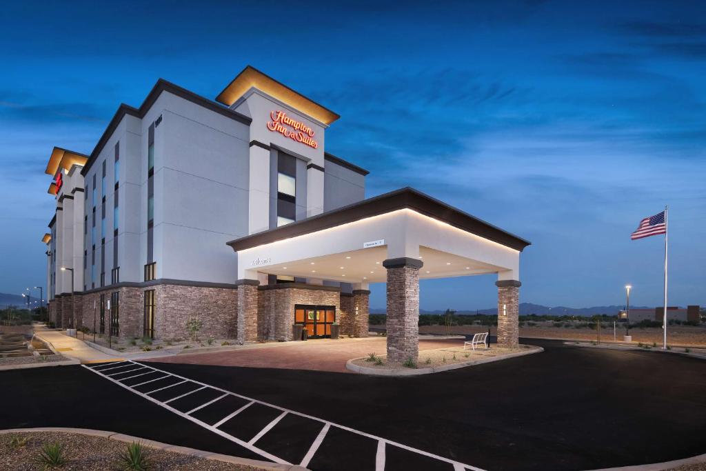土桑Hampton Inn Suites Tucson Tech Park的前面有标志的酒店