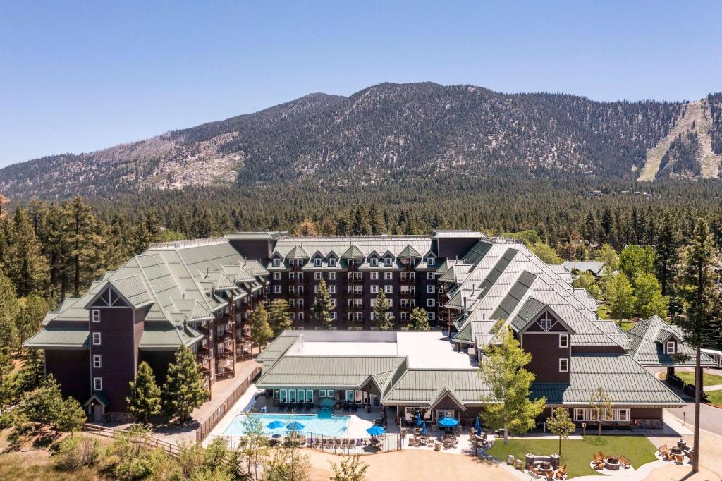南太浩湖Hilton Vacation Club Lake Tahoe Resort South的享有带游泳池和山脉的度假村的空中景致