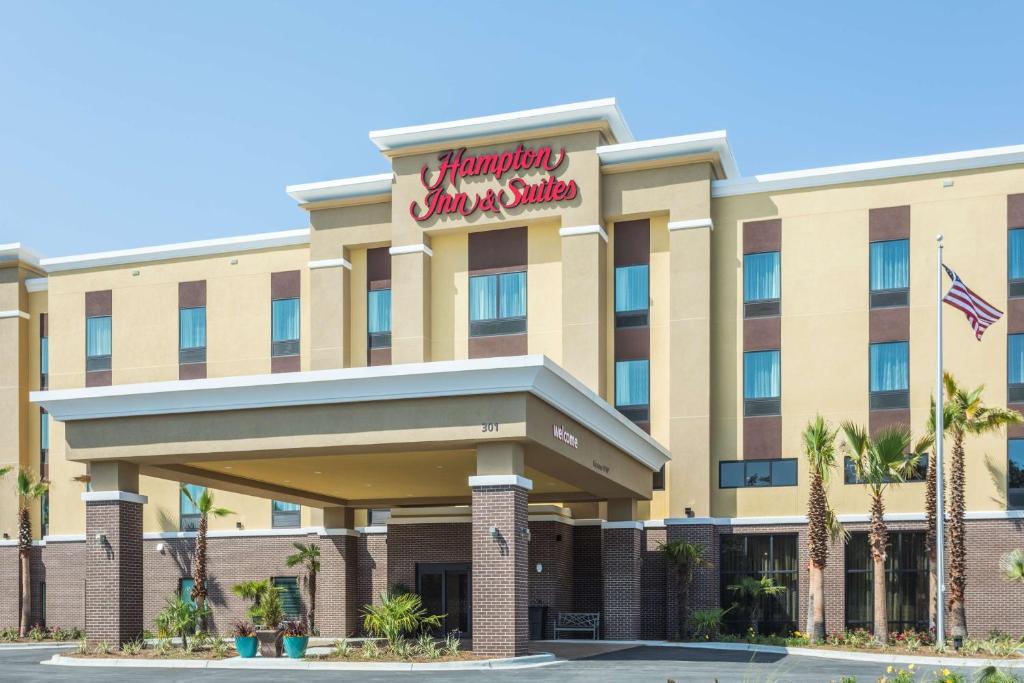 玛丽埃斯特Hampton Inn & Suites Mary Esther-Fort Walton Beach, Fl的棕榈泉汉普顿套房的 ⁇ 染