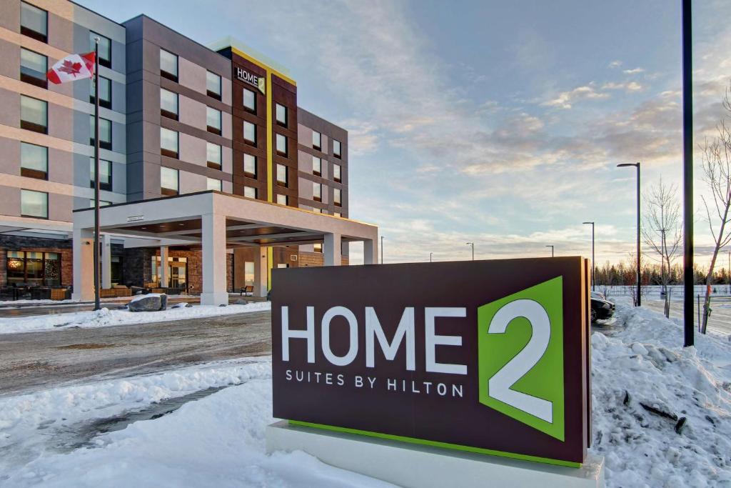 埃德蒙顿Home2 Suites By Hilton Edmonton South的酒店前雪中的标志