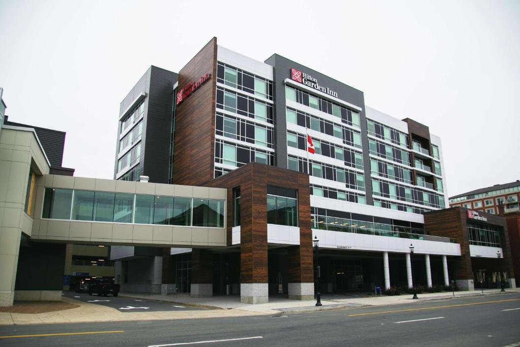 弗雷德里克顿Hilton Garden Inn Fredericton的城市街道上一座大建筑