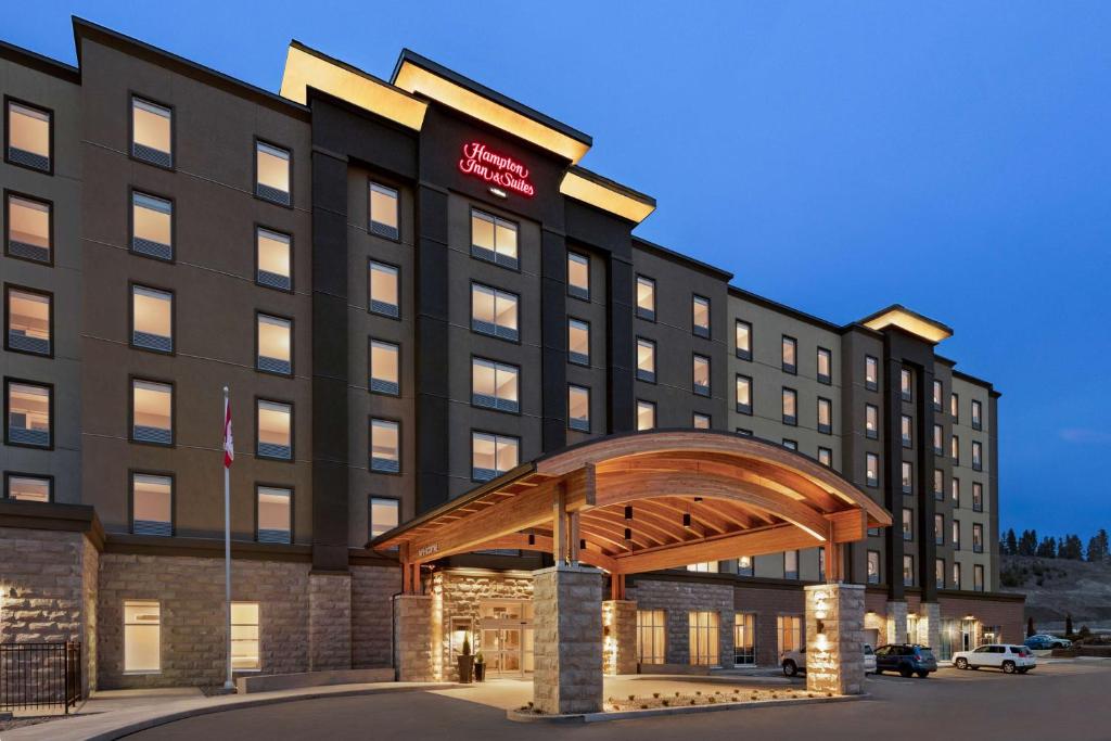 基洛纳Hampton Inn & Suites Kelowna, British Columbia, Canada的酒店大楼前方设有凉亭