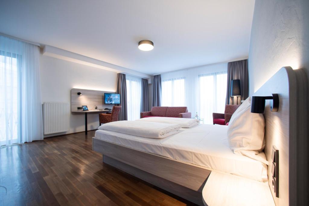 科隆多姆弗瑞赫伊登酒店的配有一张床和一张书桌的酒店客房
