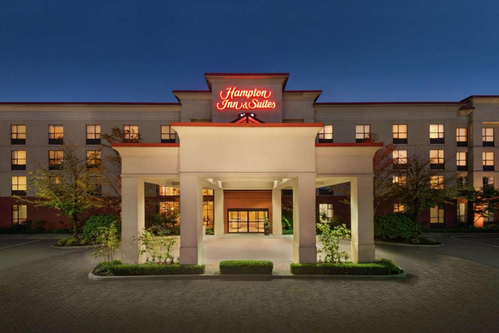 萨里Hampton Inn & Suites by Hilton Langley-Surrey的汉普顿旅馆和套房入口的 ⁇ 染