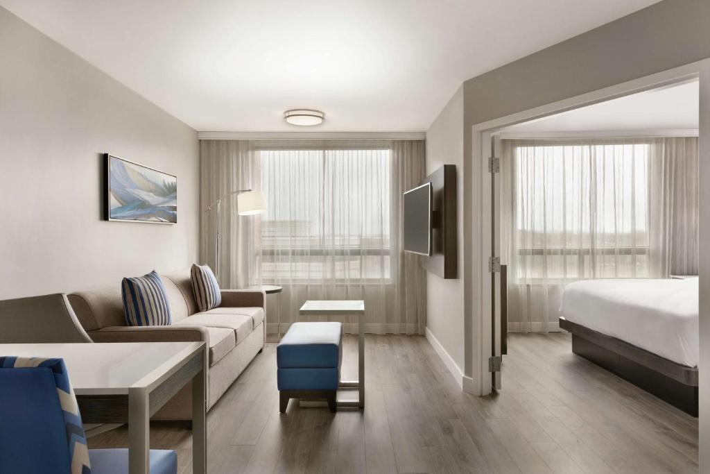 潘特克莱尔蒙特利尔机场希尔顿大使馆套房酒店 的酒店客房设有一张沙发和一张床