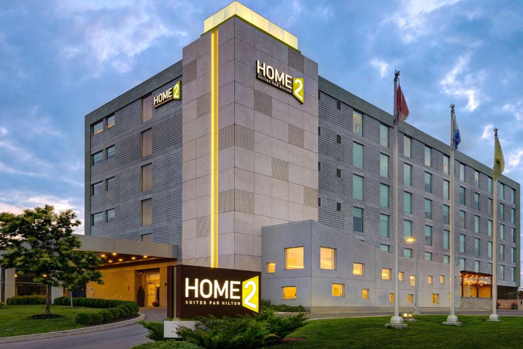 多瓦尔Home2 Suites By Hilton Montreal Dorval的建筑前方有标志的酒店
