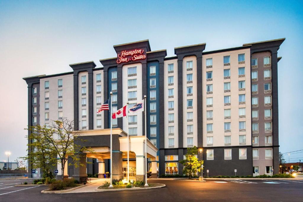 米西索加Hampton Inn & Suites by Hilton Toronto Airport的湖上尼亚加拉汉普顿旅馆