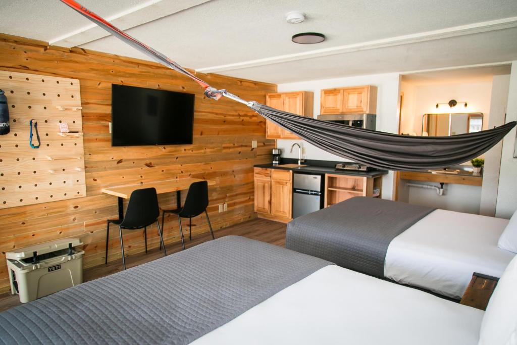 南福克LOGE Wolf Creek的一间卧室配有一张床和吊床