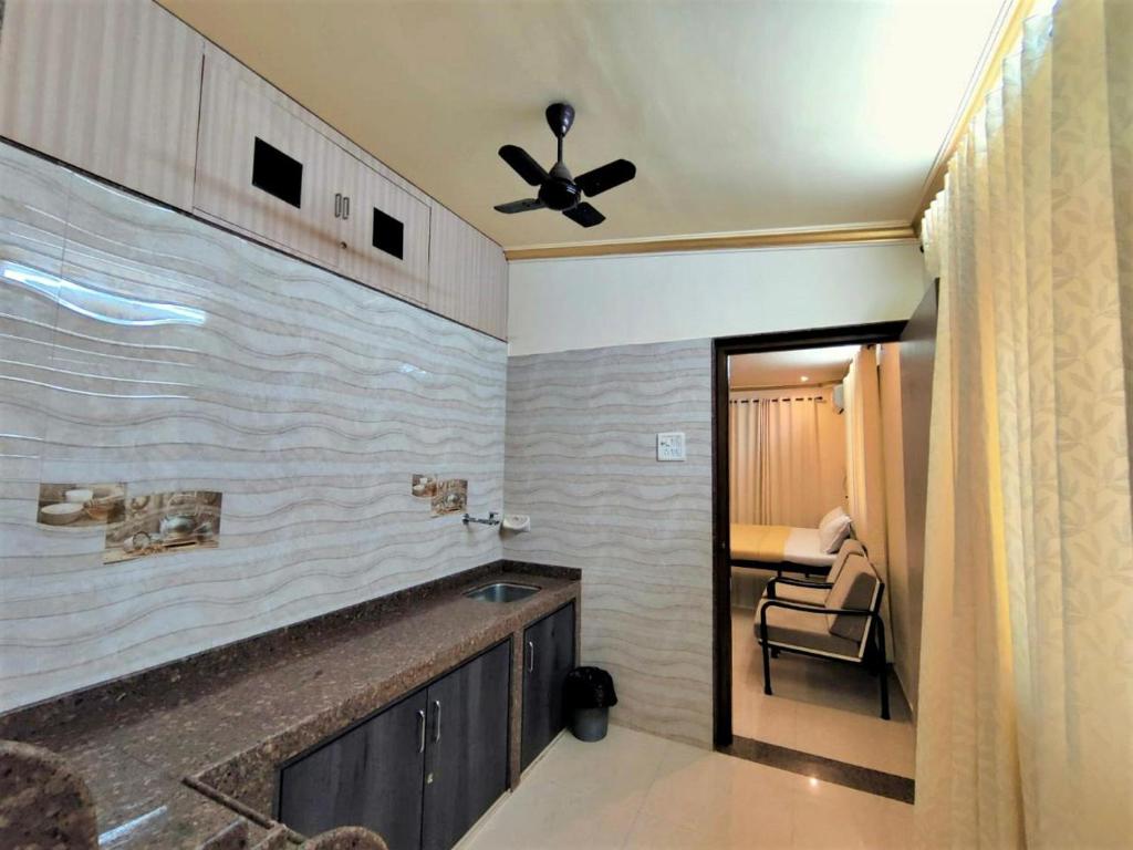 卡兰古特Shradha luxury room的一间带水槽和吊扇的浴室