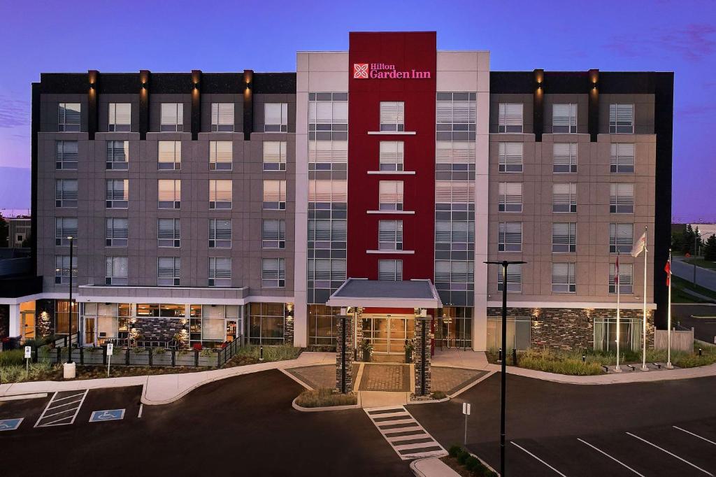 布兰普顿Hilton Garden Inn Toronto/Brampton West, Ontario, Canada的酒店前方的 ⁇ 染