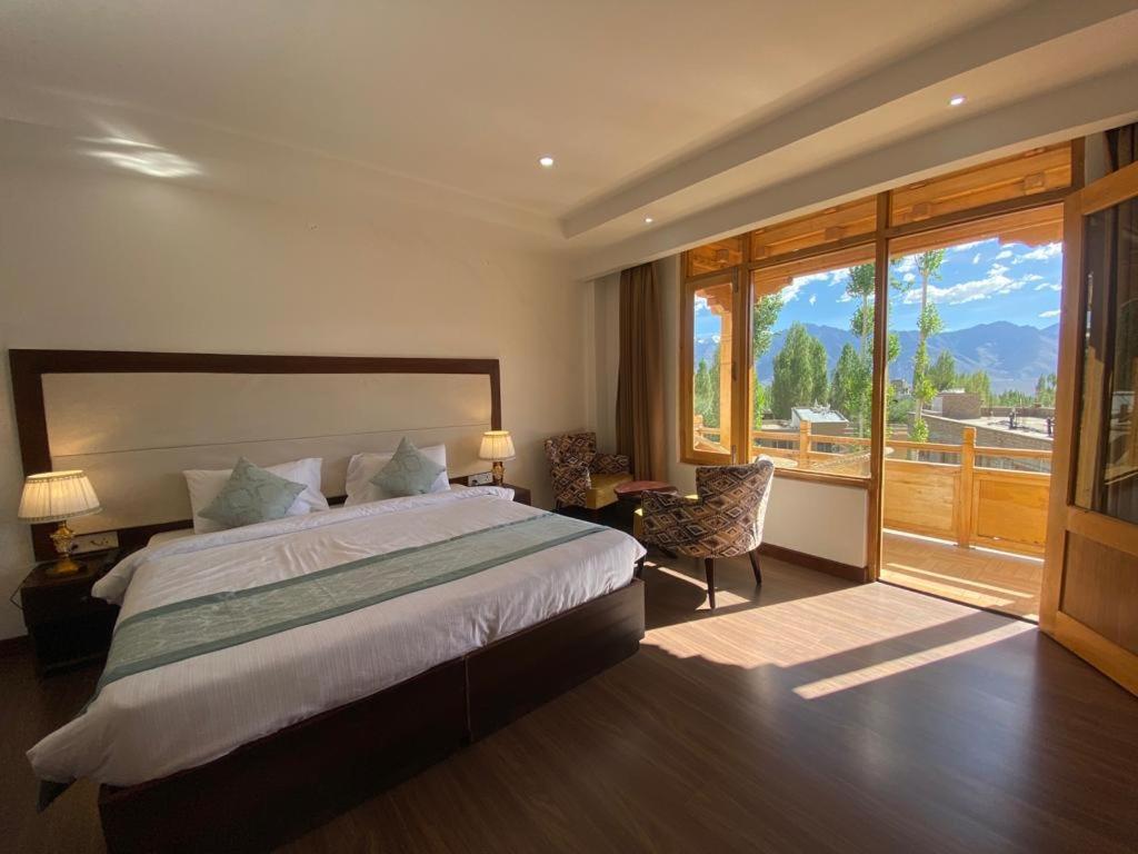 列城Lha-Zes的一间卧室设有一张大床和一个大窗户