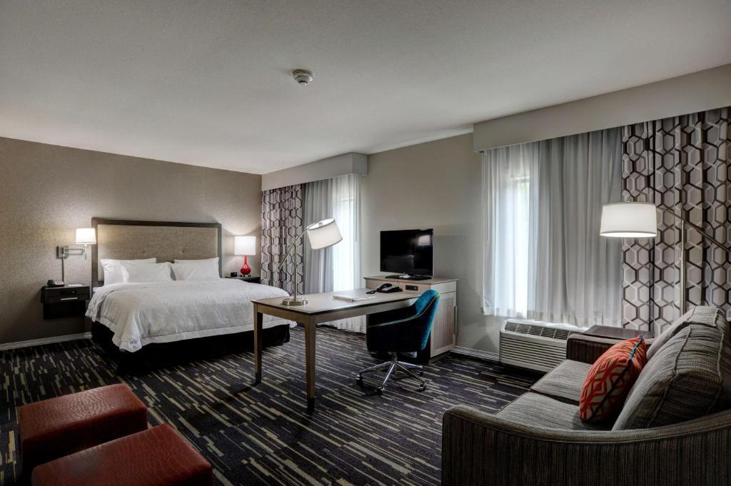 阿德莫尔阿德莫尔汉普顿酒店及套房 的配有一张床和一张书桌的酒店客房