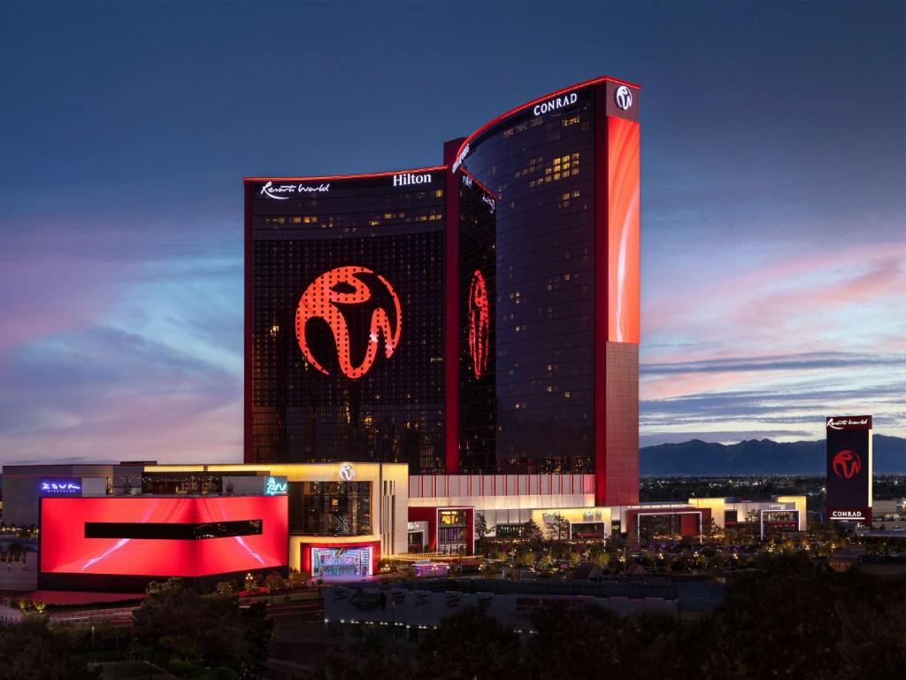 拉斯维加斯Las Vegas Hilton At Resorts World的一座大建筑的侧面有标志